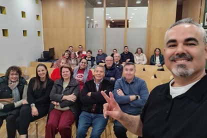 Miguel Ángel Callejón, a la derecha, tras la reunión con asociaciones de Alhama de Almería el pasado mes de diciembre.