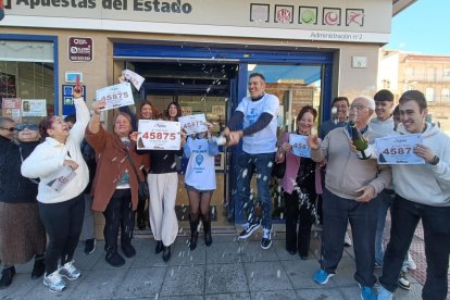 Eduardo Linares y varios agraciados celebran en Vícar.