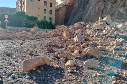 Desprendimiento en los acantilados de El Cañarete, en la playa de El Palmer.