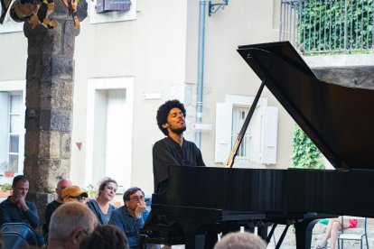 El pianista Daahoud Salim durante un concierto en Lagrasse, Francia.