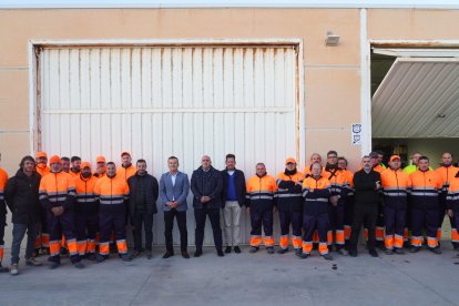 Fotografía de familia con el alcalde, responsables de la empresa y la plantilla.