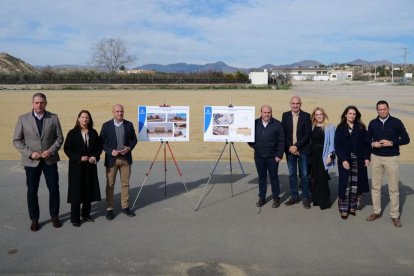 Autoridades en el lugar en el que se levantará el nuevo auditorio en el municipio de Albox.