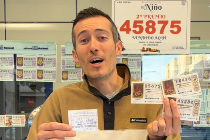 Eduardo Linares, responsable de la Administración, con los décimos premiados.