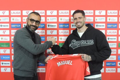 El director general del Almería, Mohamed El Assy, presentando a Miguel de la Fuente, primer fichaje de invierno.