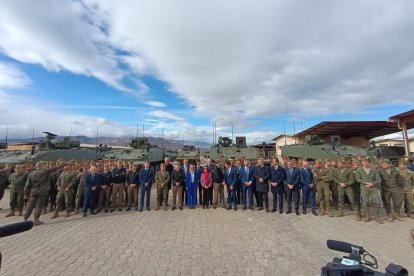 Foto de familia con la ministra de Defensa ante los 40 blindados 8x8 'Dragón' recibidos este viernes por el Ejército en la base de La Legión.