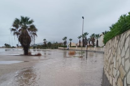 Zona de Vera Playa anegada por el temporal marítimo.