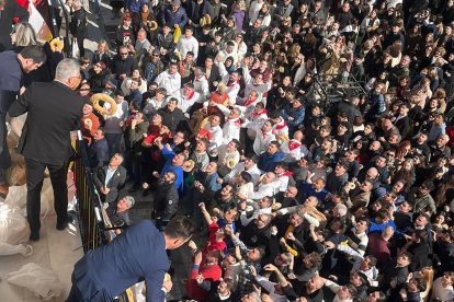 Gran tirada de roscos desde el balcón del Ayuntamiento de Olula del Río en honor a San Ildefonso.