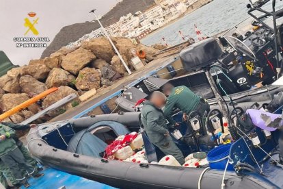 Imagen difundida por la Guardia Civil de sus actuaciones contra el petaqueo en Almería.