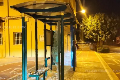 Marquesina destrozada.