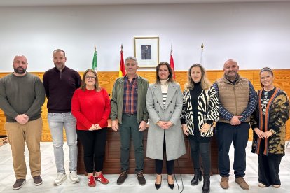 La alcaldesa, Noelia Damián, junto al que será pregonero de las fiestas de Benahadux en 2026.