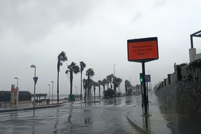 Panel informativo en el Paseo Marítimo de Almería por la alerta naranja por lluvias.