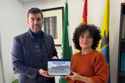 El alcalde de Mojácar y la edil con los presupuestos para 2026.