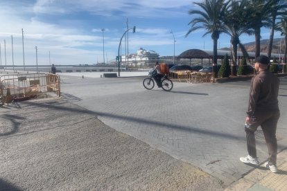 Paso de peatones que conecta el Muelle de Levante con el Parque Nicolás Salmerón