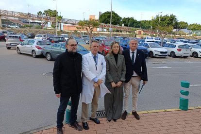 Responsables sanitarios y municipales delante del parking que duplicará sus plazas tras la obra.