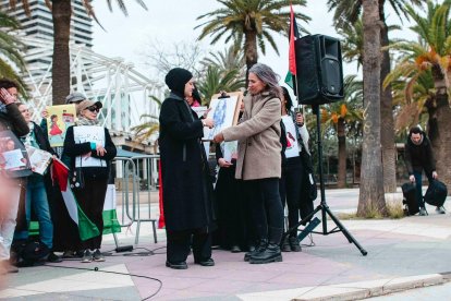 La almeriense Mar Gregorio entrega el dibujo original a la madre de Hind.