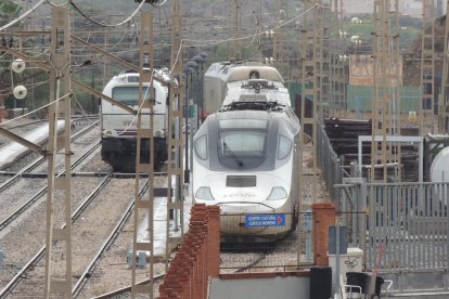 El Alvia 730 apartado en Huércal-Viator al no prestar servicio con Madrid este miércoles por el temporal.