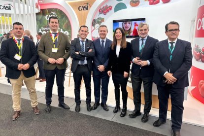 La presidenta de la APA, Rosario Soto, autoridades de la provincia de Almería y el presidente de Cajamar.