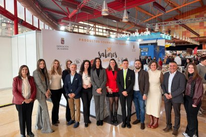 La diputada María José Herrada acompañando a las empresas de ‘Sabores Almería’ en el stand de la Diputación en H&T Málaga.