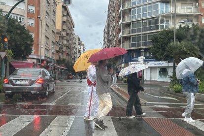 Lluvia en la Rambla de la capital almeriense, en imagen de archivo.