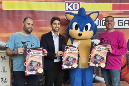 Javier Rodríguez junto a Sonico y la organización ALEJÚ.