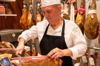 Corte de jamón en el mostrador de La Dulce Alianza.