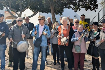 Cacerolada en Rodalquilar por los cortes de luz.