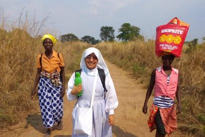 La hermana Justina Soriano Méndez, colaboradora de Manos Unidas y misionera de la congregación de San Juan Bautista, junto a dos angoleñas.