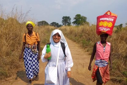La hermana Justina Soriano Méndez, colaboradora de Manos Unidas y misionera de la congregación de San Juan Bautista, junto a dos angoleñas.