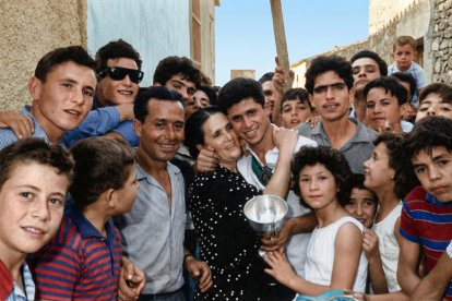 José Bisbal, abrazado a su madre cuando trajo a Almería la copa de campeón de España