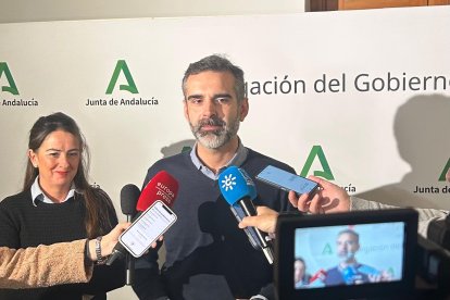 Fernández-Pacheco atiende a los medios de comunicación