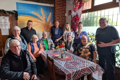 Irina e Iván en el centro de la imagen rodeados de clientes y amigos de todas las nacionalidades.