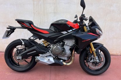 La Aprilia Tuono 660 Factory se posiciona como una de las propuestas más sofisticadas del segmento naked.