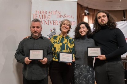 Representantes del Aula de Teatro de la UAL, con los tres galardones para 'Margaritas sobre el asfalto'.