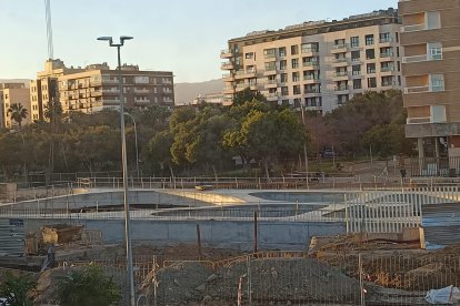 Vista del indalo desde un establecimiento comercial cercano