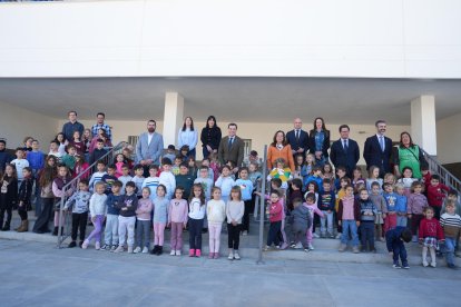 Foto del Presidente de la Junta con alumnos, docentes y autoridades en el CEIP Bahía de Almerimar.