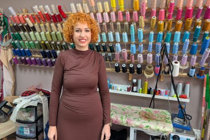 María Marín es el alma y las manos de Mariquilla entre Costuras.