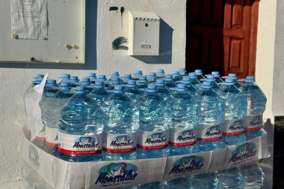 Garrafas de agua en una de las calles de Vícar Pueblo.