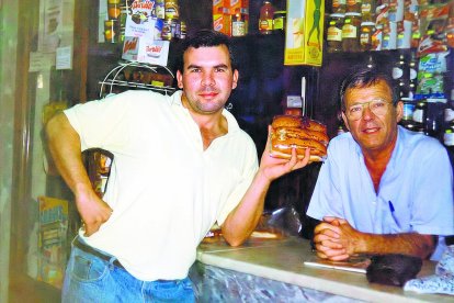 La tienda de ultramarinos de la calle Castelar en los años ochenta. Hoy sigue siendo un ejemplo de lo que fue el pequeño comercio tradicional y familiar.