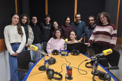 Los ganadores del Torneo de Debate en SER Poniente, junto a sus profesores y Fran García.