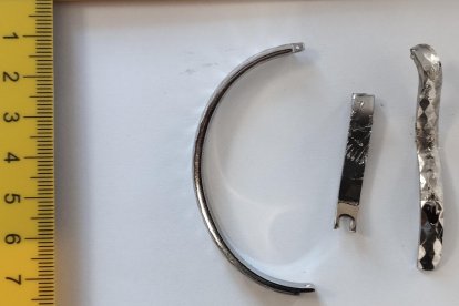 Una de las joyas de oro blanco falsa.