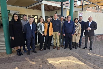 Representantes del PSOE a las puertas del Hospital de Poniente.