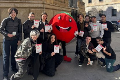 Tomatal, la mascota oficial del Día del Tomate recorre Almería.
