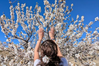 Una de las participantes en la anterior edición de la Ruta de la Flor del Almendro en Albox.
