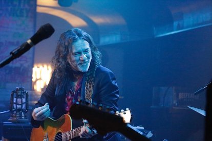 Quique González, durante el concierto del viernes 20 de febrero en Almería.