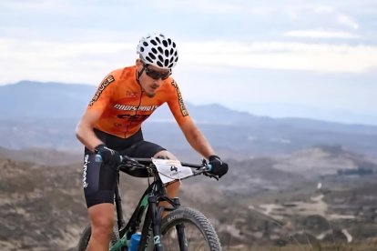 El ciclista Raúl Craviotto montado en su bici.