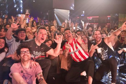 Álvaro Benito, Héctor Polo y Pablo Alonso, integrantes de Pignoise, posan con el público que llenó el jueves la sala Berlín Social Club.