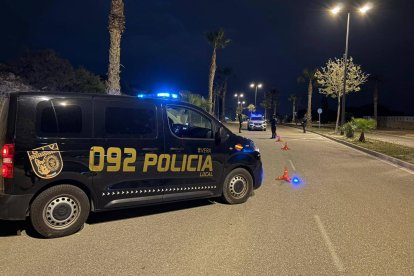 La Policía Local durante uno de sus controles.