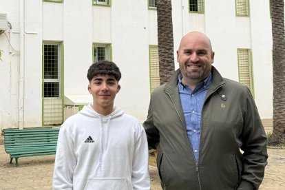 El alumnos de El Palmeral vencedor de la cita provincial junto a su profesor.