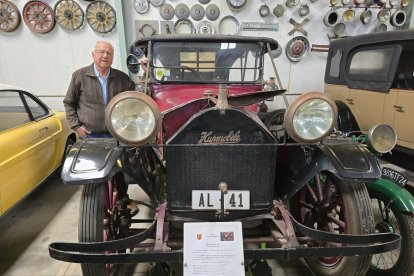 Pepe Moreno junto al vehículo con la matrícula número 41 de Almería.