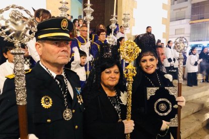 Begoña vestida de mantilla junto a Paco y María José, sus padres.